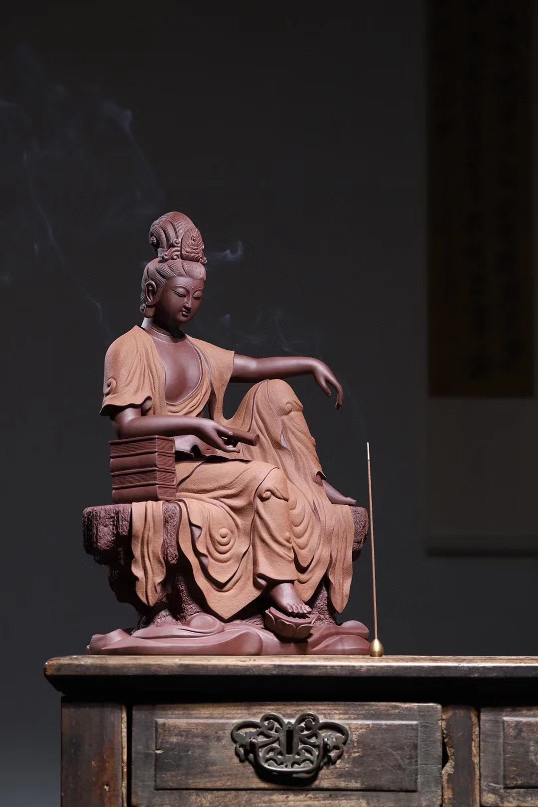 原礦紫泥粉段持經自在觀音紫砂擺件