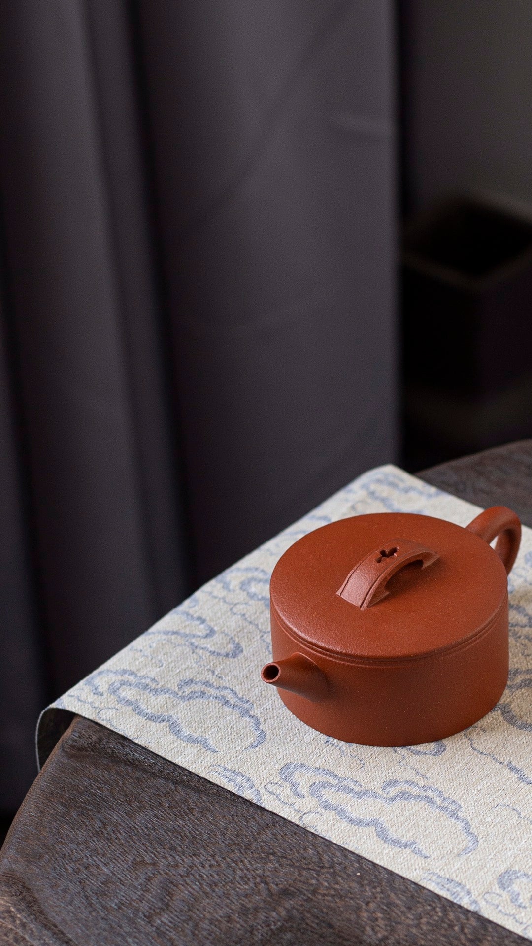 极品红降坡汉瓦紫砂壶