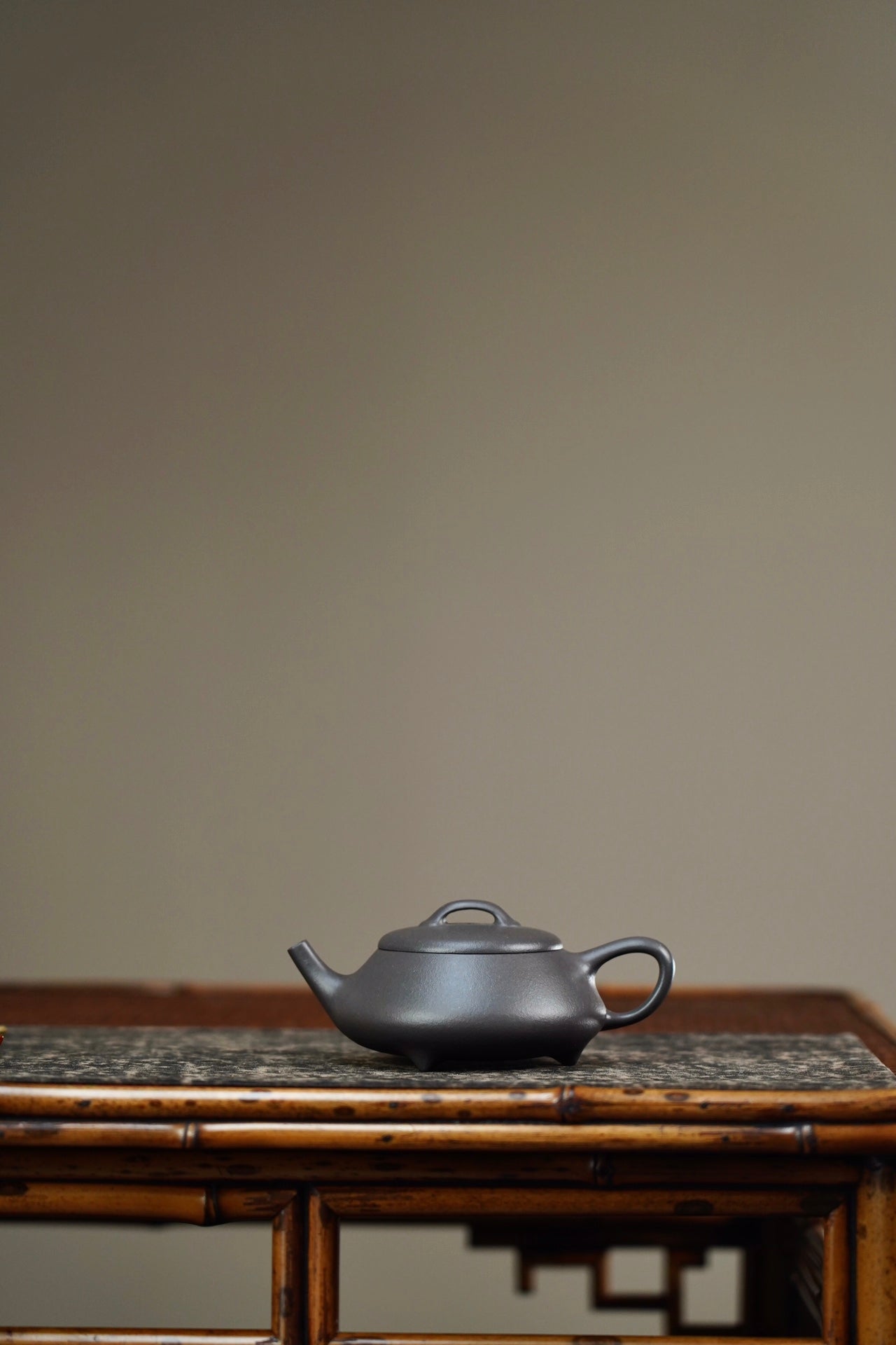 极品清灰料三足韵瓢紫砂壶