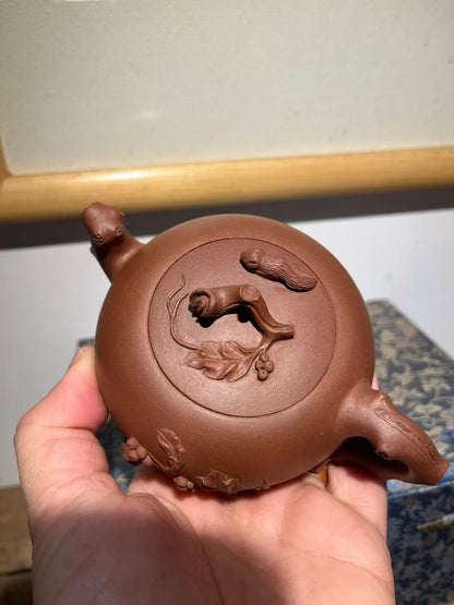 孤品原礦文革早期底槽清松鼠葡萄紫砂壺「周春燕紫砂壺」