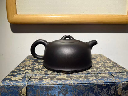 孤品一廠老黑泥楓葉壺「周春燕紫砂壺」