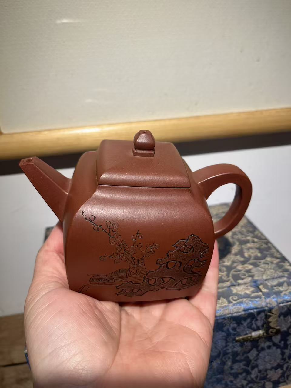 孤品龍血砂斗方紫砂壺「周春燕紫砂壺」