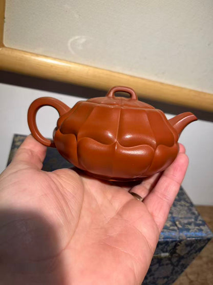 孤品原礦朱泥筋紋半月紫砂壺「周春燕紫砂壺」