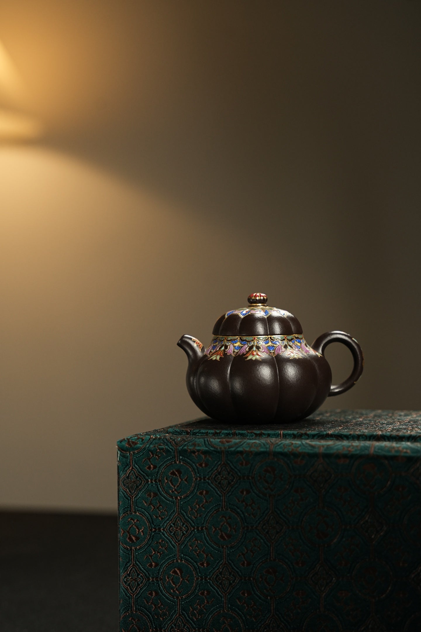 極品朱泥捂灰金銀琺瑯醉玲瓏紫砂壺「20250827每日特價」