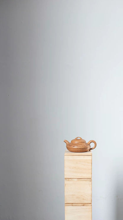 Ultra-high temperature golden line round purple clay teapot