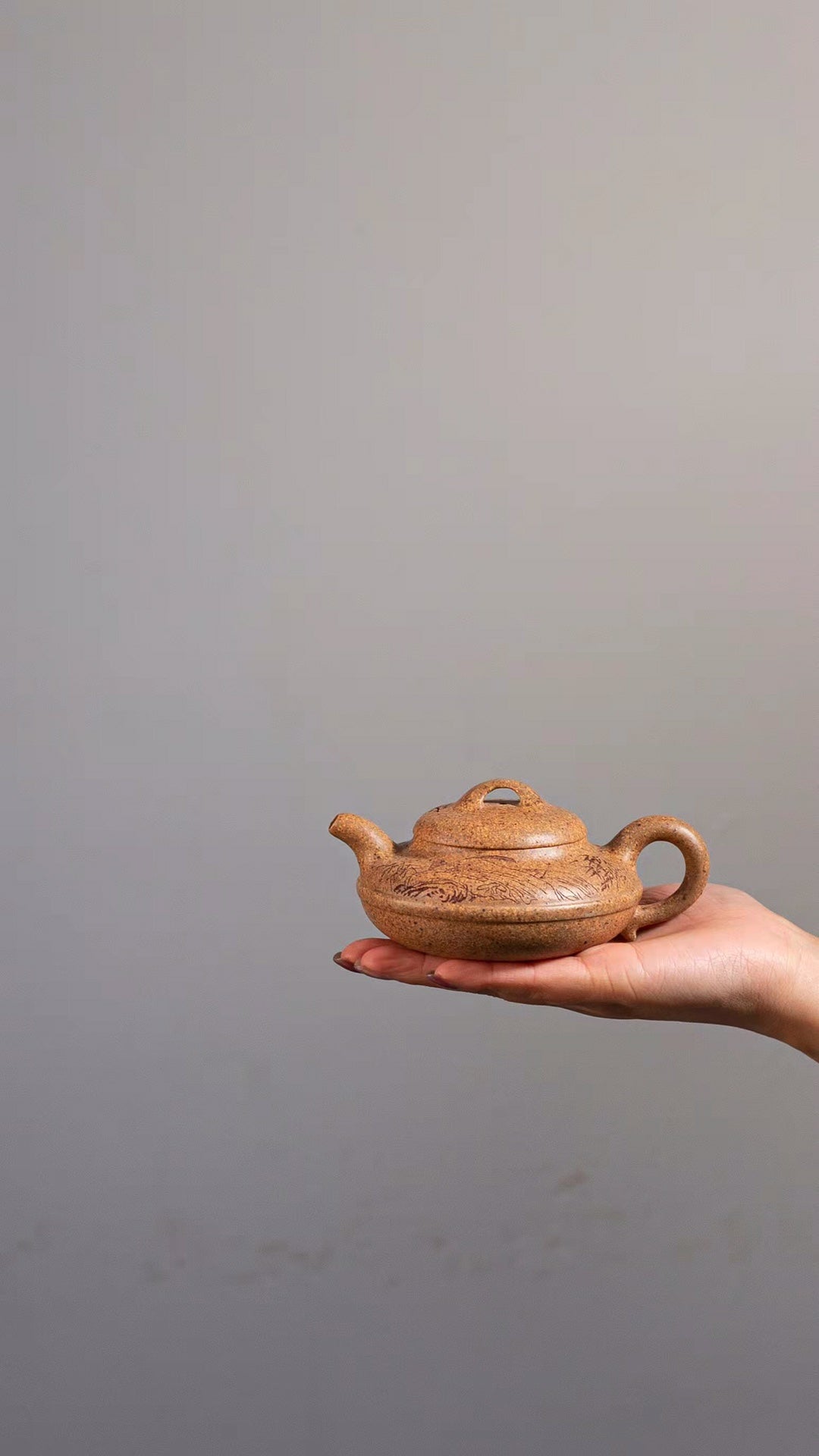 Ultra-high temperature golden line round purple clay teapot