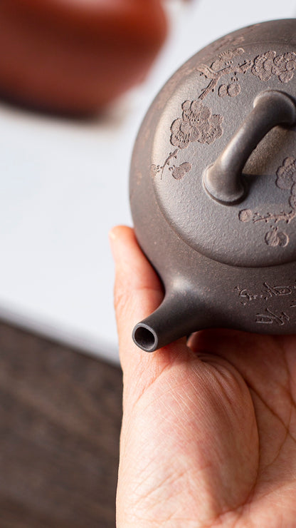 Top-quality ash-clearing three-legged rhyme purple clay teapot